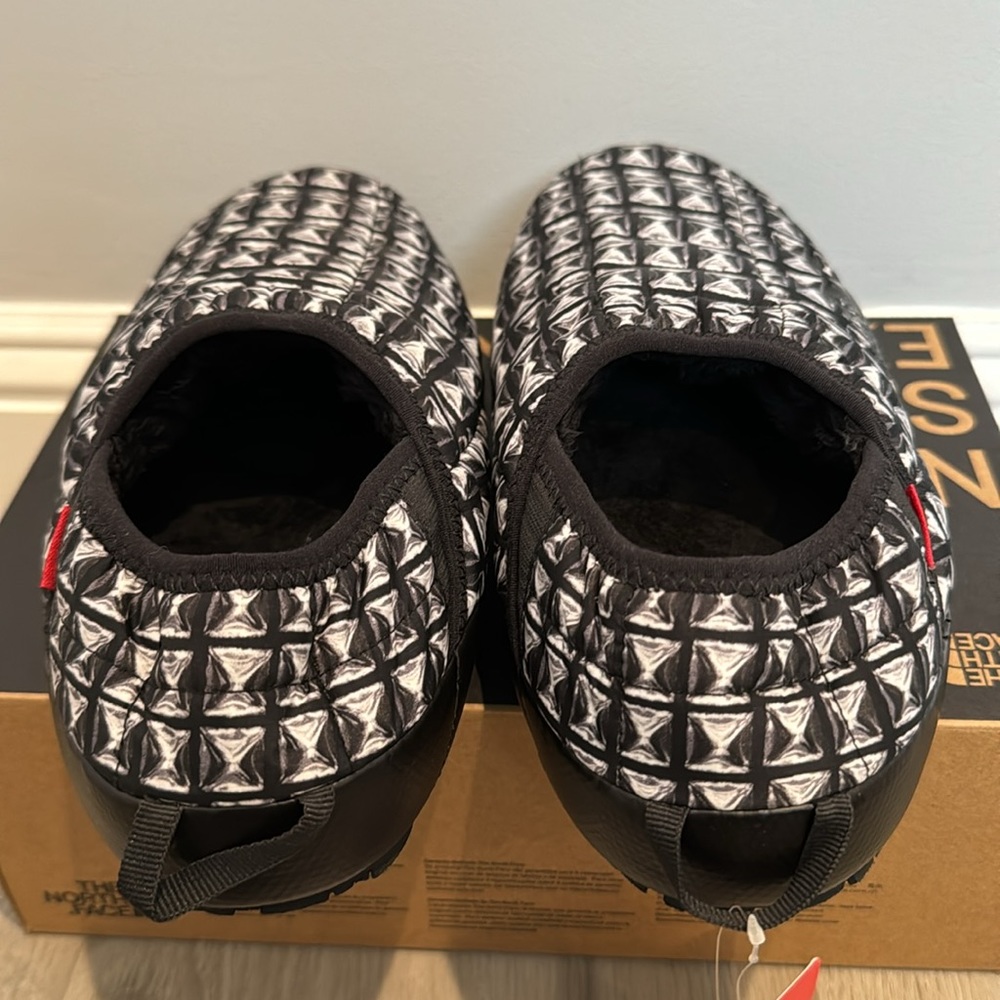 NWT Supreme x North Face Studded Traction Mule Men’s Size 8 - Picture 2 of 5